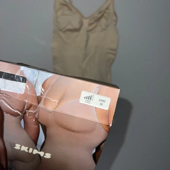 SKIMS SEAMLESS SCULPT MID THING BODYSUIT sand 3x - Picture 4 of 7